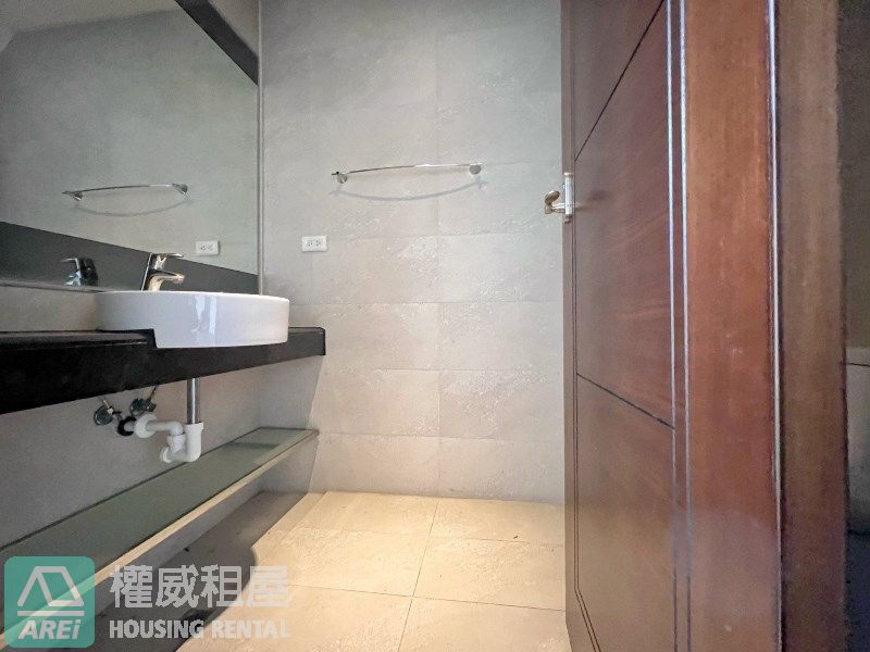C23龍華輕軌凹子底MRT搶手極境大坪數店面