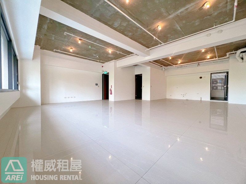 C23龍華輕軌凹子底MRT搶手極境大坪數店面