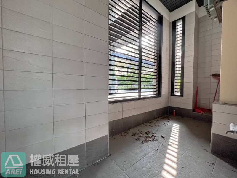 C23龍華輕軌凹子底MRT搶手極境大坪數店面