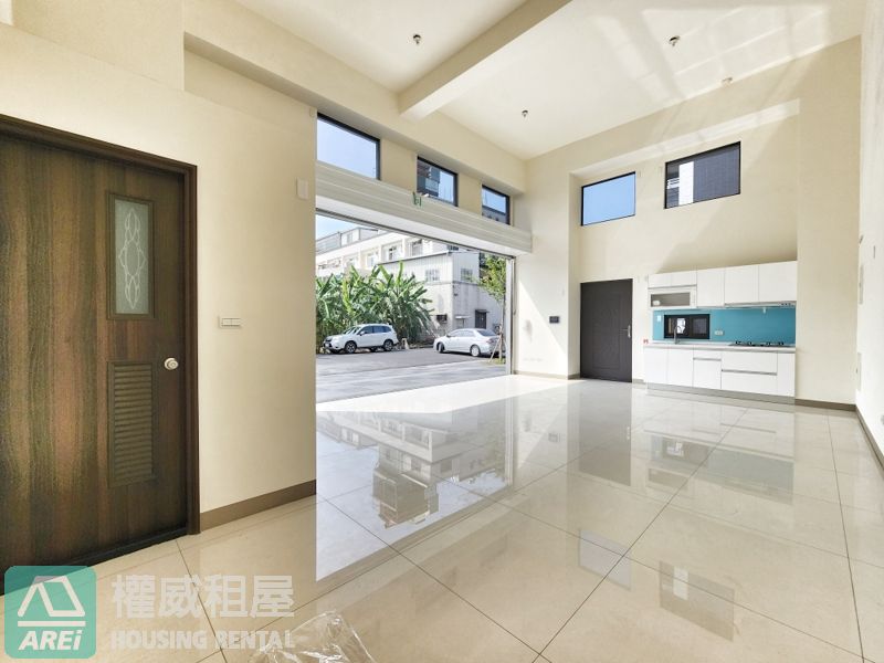 八卦寮商圈喜羊羊全新挑高超大面寬金鑽店面