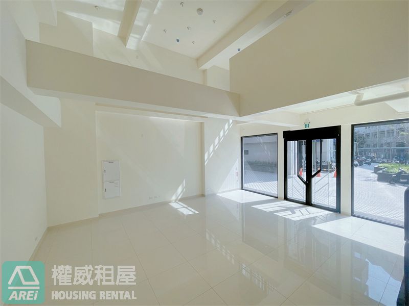 高醫商圈*郡都當代全新大面寬店面J