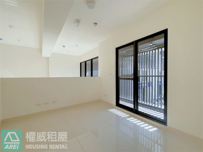 高醫商圈*郡都當代全新大面寬店面J