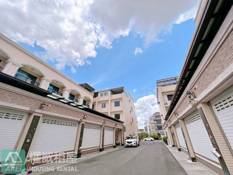 大寮天天開心鬧中取靜5房車庫別墅屋況優優喔
