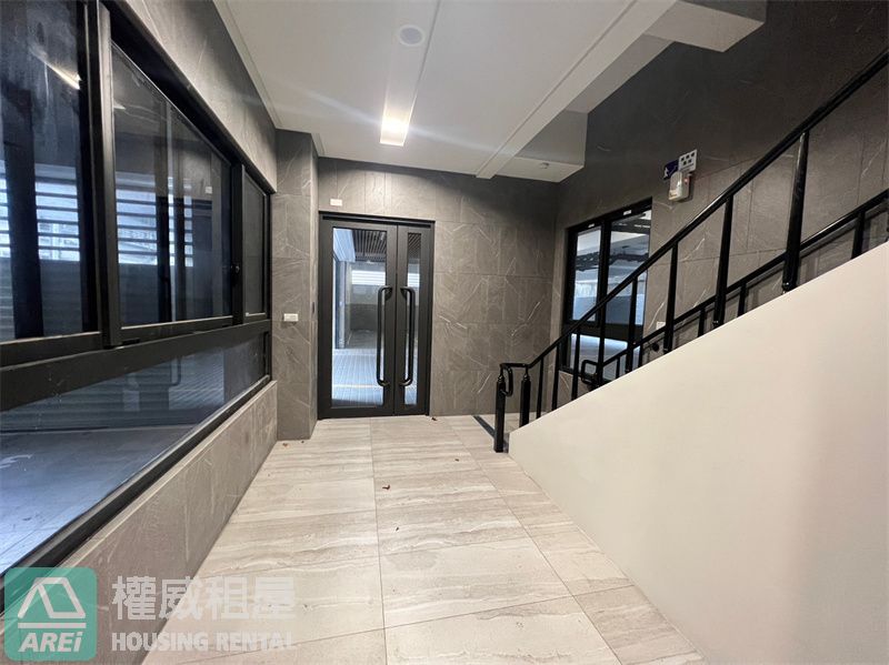 鳳山-文山特區全新未住文山隱寓新加坡式2房+平車