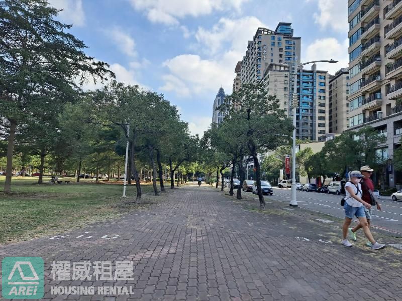凹仔底R13人文首馥公園首排4房平車