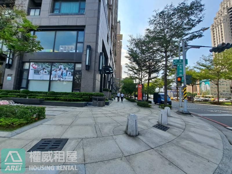 凹仔底R13人文首馥公園首排4房平車