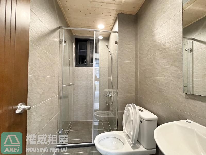 近巨蛋高潭市全新未住清新空屋3房平車可租補