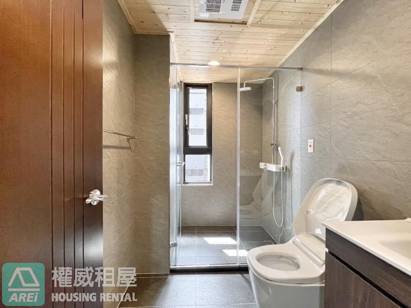 近巨蛋高潭市全新未住清新空屋3房平車可租補