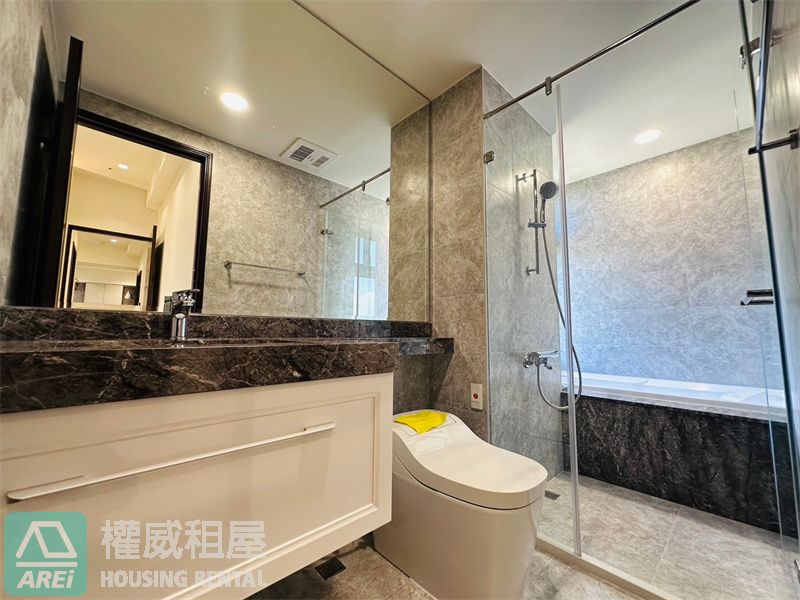 蓮池潭太普美術海完美海景3+1房平車