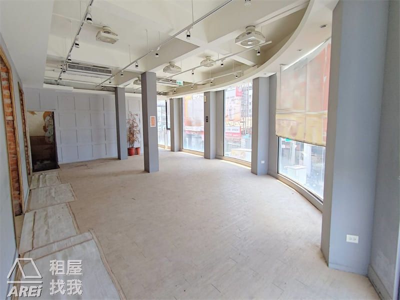 苓雅中正三角窗黃金透天店面｜O8捷運出口黃金角地