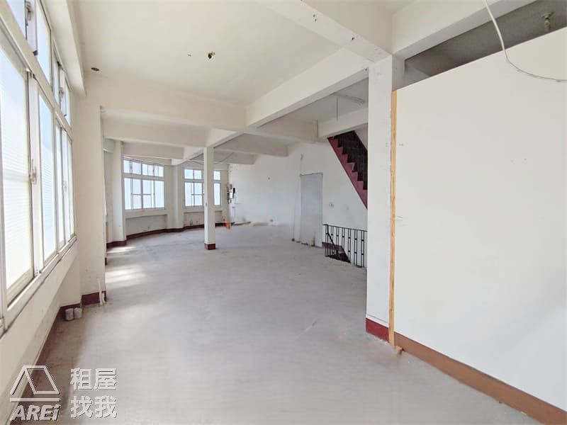 苓雅中正三角窗黃金透天店面｜O8捷運出口黃金角地