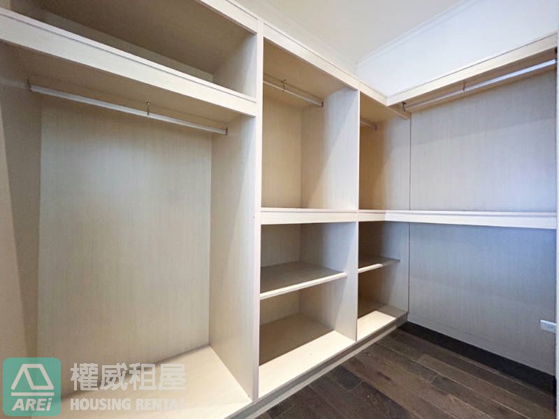 R14鉅誕景觀豪邸空屋3+1房平車