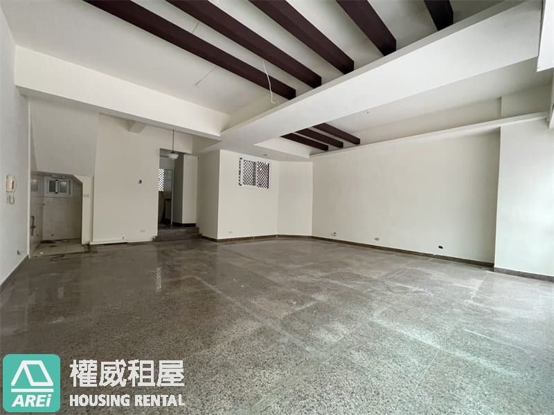 河堤萬人社區臨路超面寬顯眼量店面J
