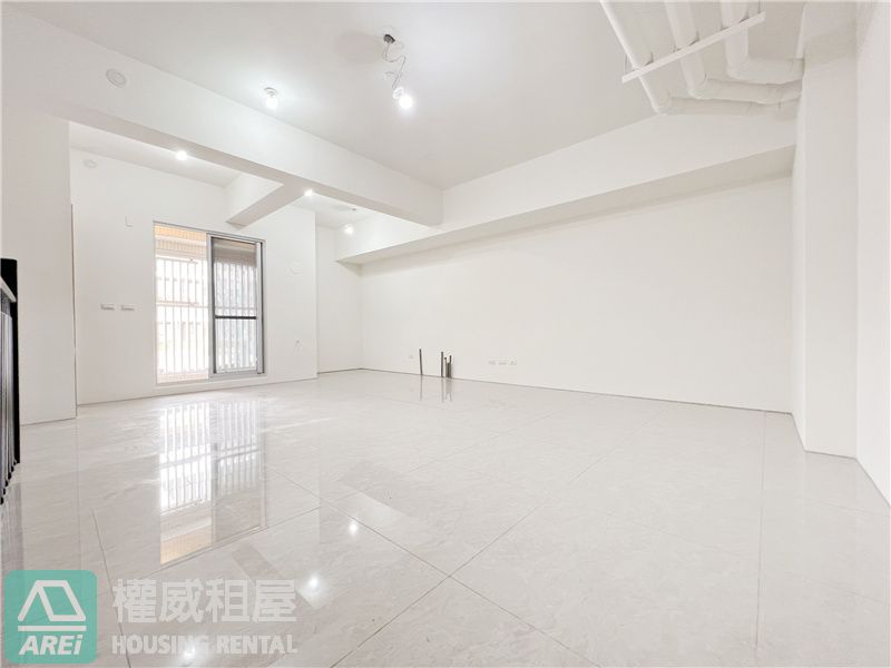 亞灣鎮海ELITE101純白全新搶手1+夾店面