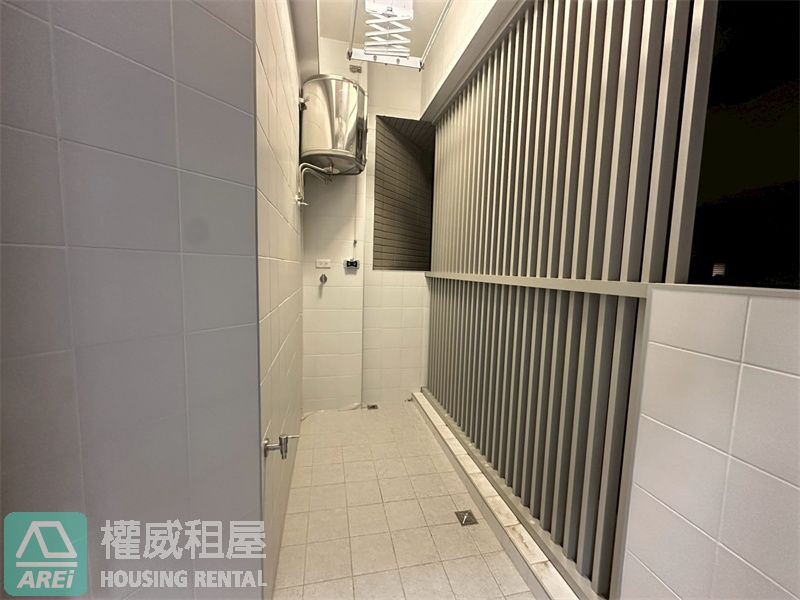 蓮池潭太普美術海溫水泳池全新高檔無印風2+1房平車~~衛浴皆開窗,租金35000找優質好客