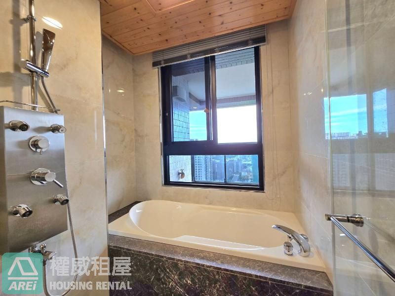 美術館龍騰極緻4房2廳3衛2陽台+雙平車