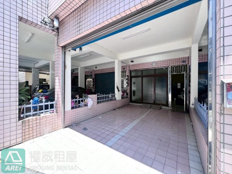 仁武稀有翻新車墅｜雙車位大面寬