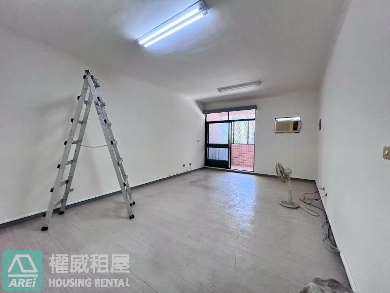 仁武稀有翻新車墅｜雙車位大面寬
