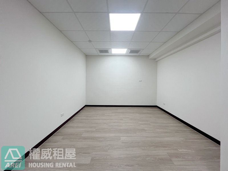 ✨全新裝潢｜高雄車站｜明亮共享辦公室🏙️