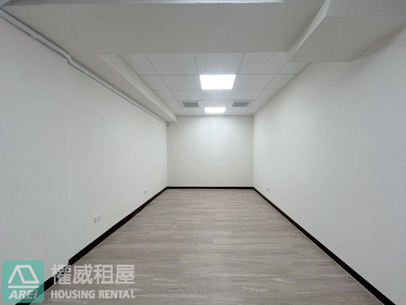 ✨全新裝潢｜高雄車站｜明亮共享辦公室🏙️