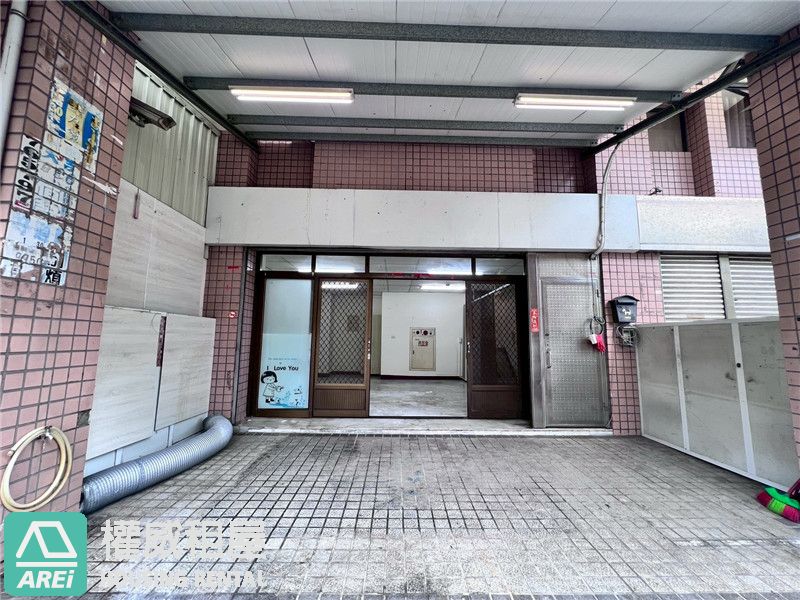 五甲商圈|南成國小正對面★黃金店面|室內翻新