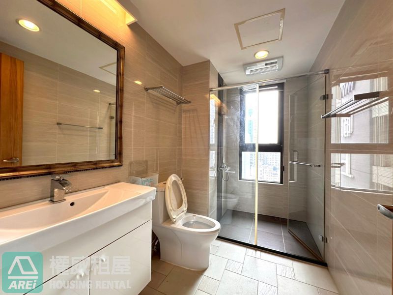 星海灣 ｜近 R8 三多商圈｜美式工業風・指標豪宅｜高樓三房