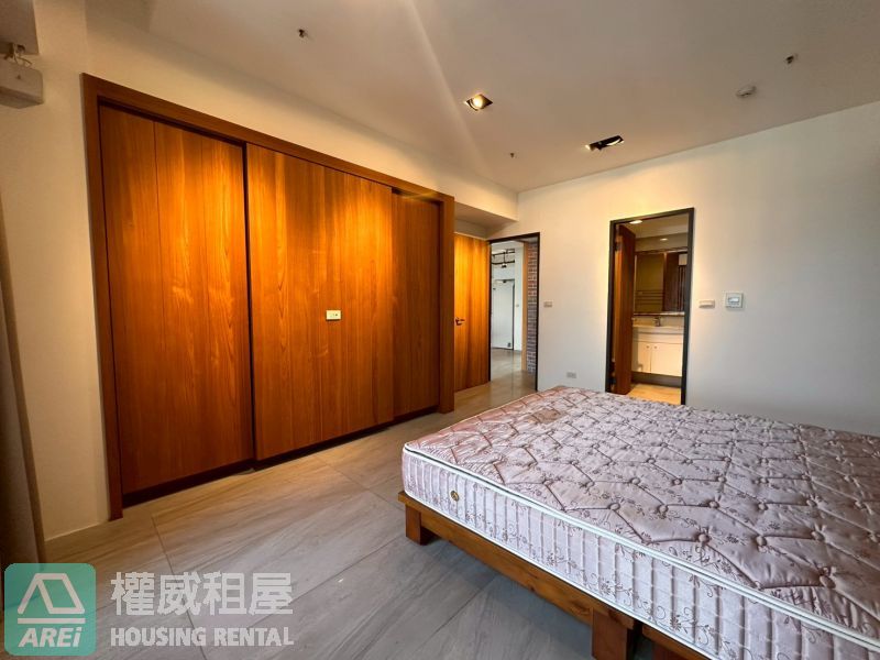 星海灣 ｜近 R8 三多商圈｜美式工業風・指標豪宅｜高樓三房