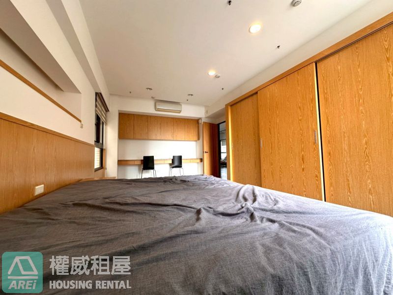 星海灣 ｜近 R8 三多商圈｜美式工業風・指標豪宅｜高樓三房