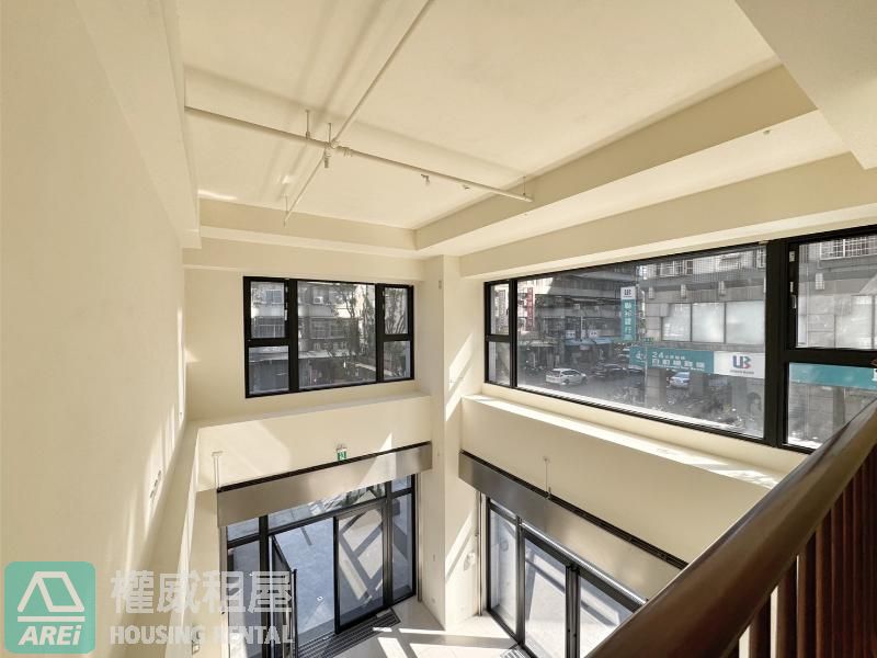 保泰一品｜角窗大面寬黃金店鋪