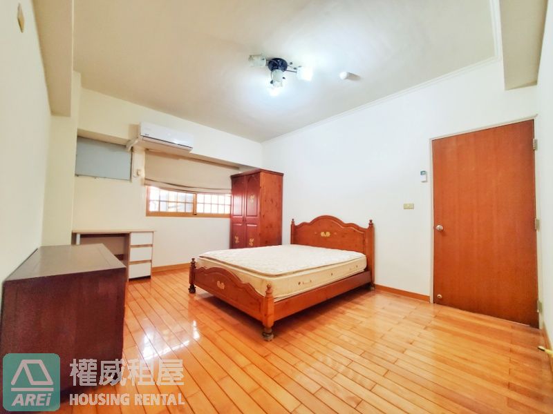 德安公教三房平車∣輕軌C33衛生局∣雙面採光雙衛開窗∣木質日式風格