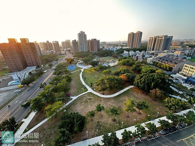 於楠梓一隅藍田玉，擁正三房餘裕，享一樓平車從容