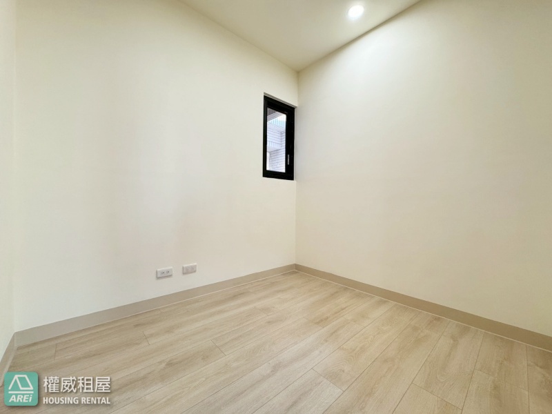 於楠梓一隅藍田玉，擁正三房餘裕，享一樓平車從容