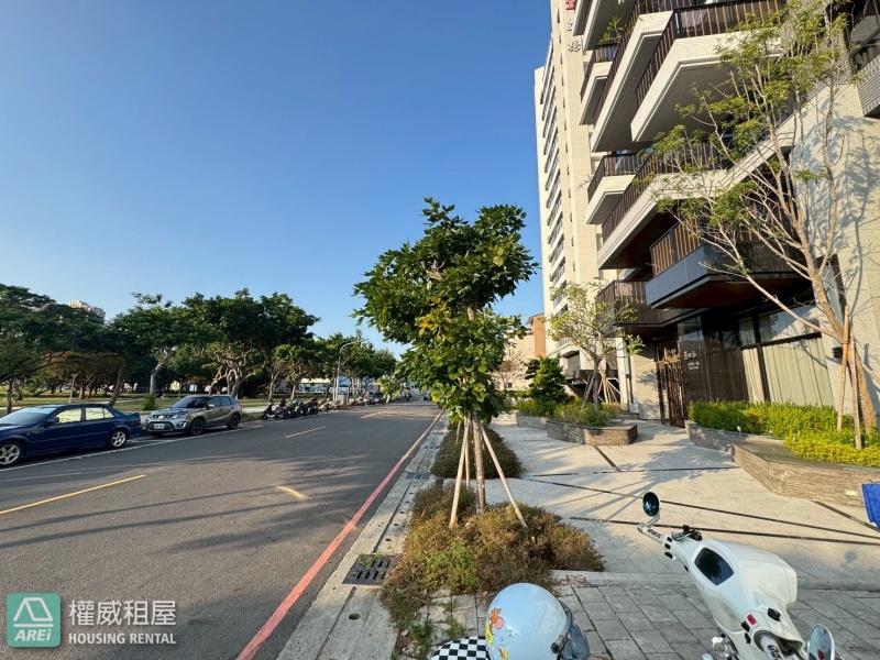 於楠梓一隅藍田玉，擁正三房餘裕，享一樓平車從容