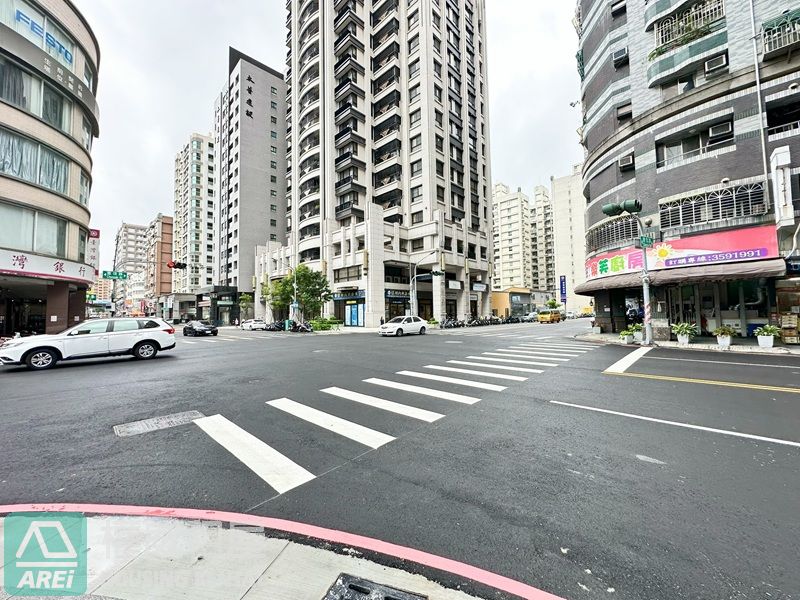高鐵商圈鑫悅全新大面寬店面1+夾