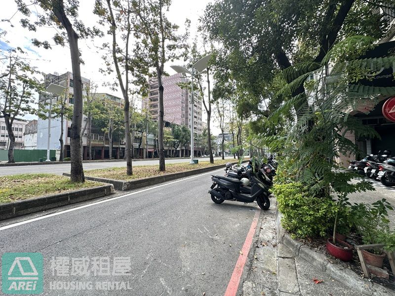 近漢神百貨一樓大空間店面