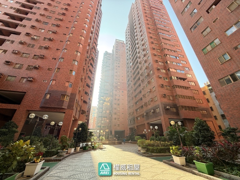 近輕軌 建工商圈｜屋況好含平車｜4+1房大空間好利用