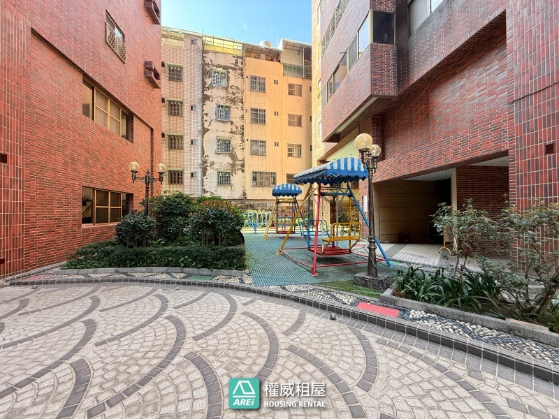 近輕軌 建工商圈｜屋況好含平車｜4+1房大空間好利用