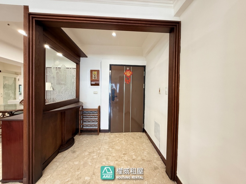 近輕軌 建工商圈｜屋況好含平車｜4+1房大空間好利用