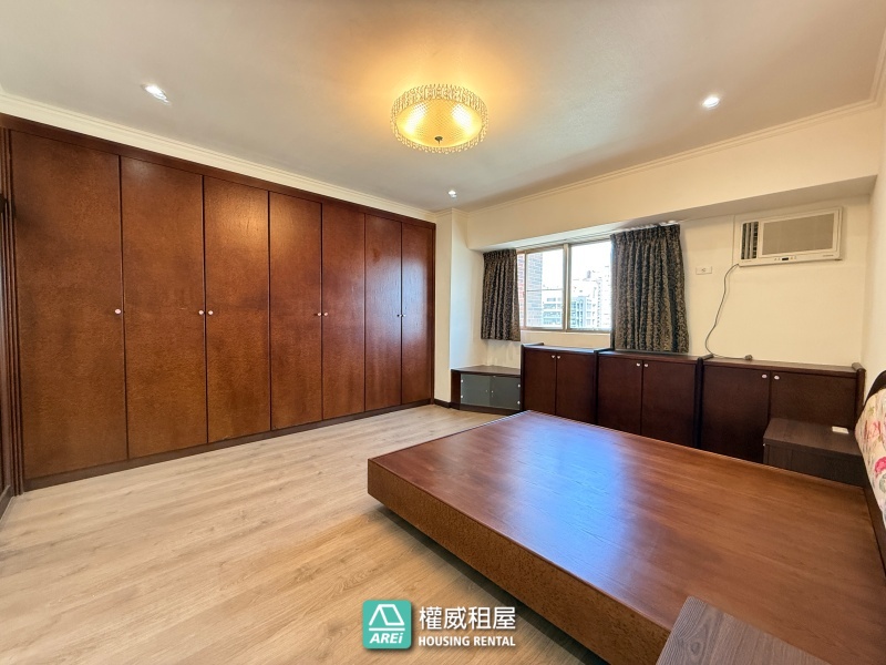 近輕軌 建工商圈｜屋況好含平車｜4+1房大空間好利用