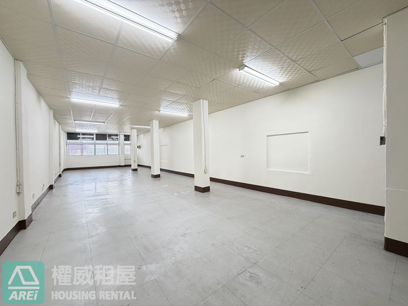 高雄車站商圈｜中山一路整棟金店面 附貨梯｜約100坪大空間｜連鎖品牌首選