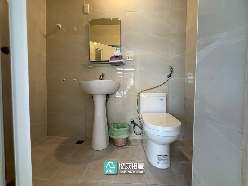 翻新精美透天店面｜適合做生意(不做吃的)｜門前可停汽車