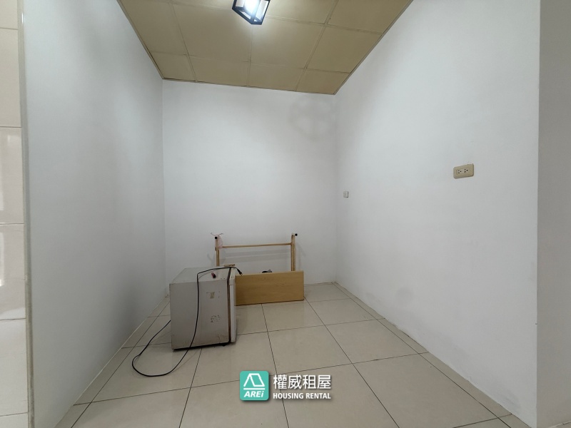 翻新精美透天店面｜適合做生意(不做吃的)｜門前可停汽車