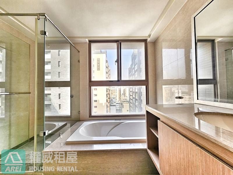 中央公園臻鑫景觀空屋4房平車