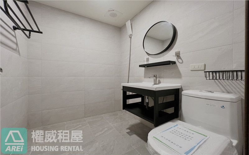 高雄火車站凱旋門樓中樓時尚美2房