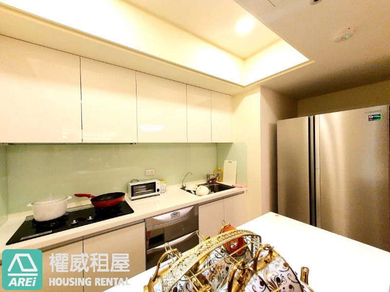 高美館國王傳奇2｜泳池奢華三房三陽台｜尊榮平車宅