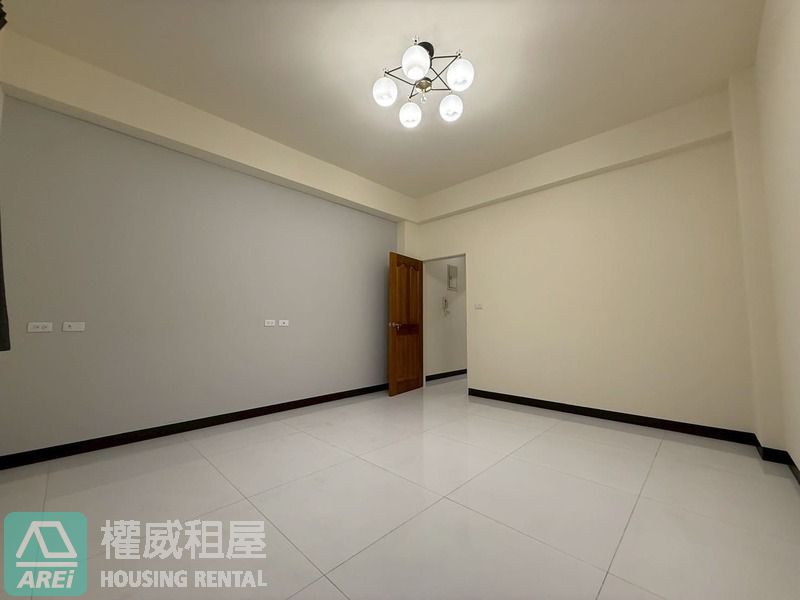 鳳山華鳳特區⭐全屋翻新採光邊間車庫透天