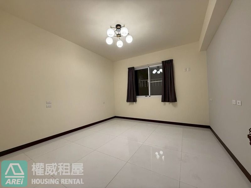 鳳山華鳳特區⭐全屋翻新採光邊間車庫透天