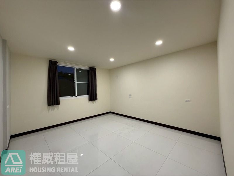 鳳山華鳳特區⭐全屋翻新採光邊間車庫透天