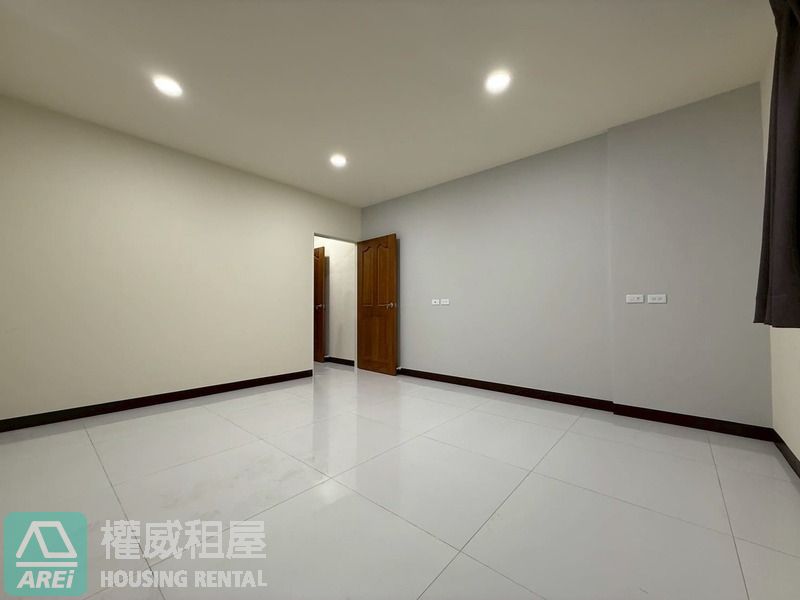 鳳山華鳳特區⭐全屋翻新採光邊間車庫透天