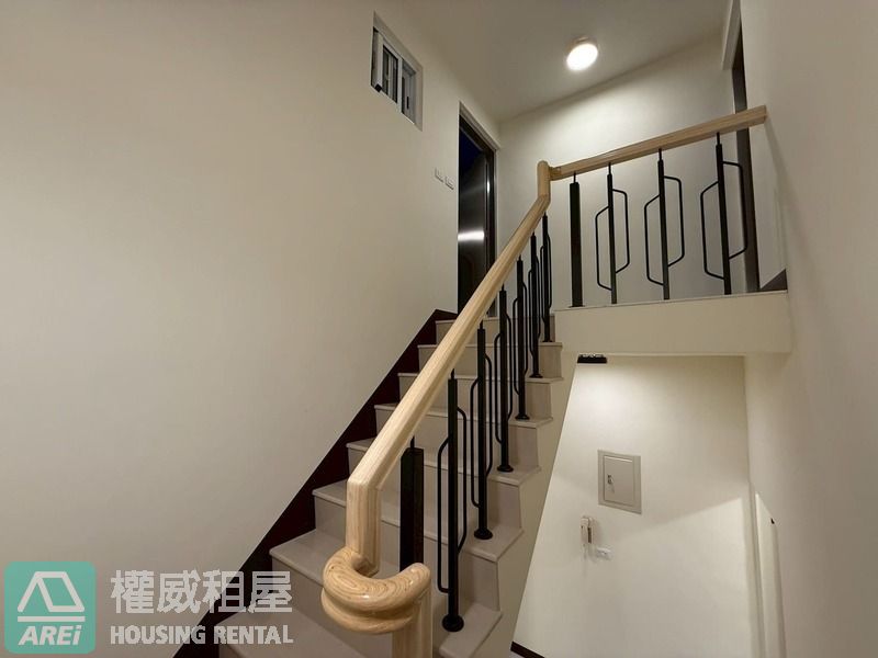 鳳山華鳳特區⭐全屋翻新採光邊間車庫透天